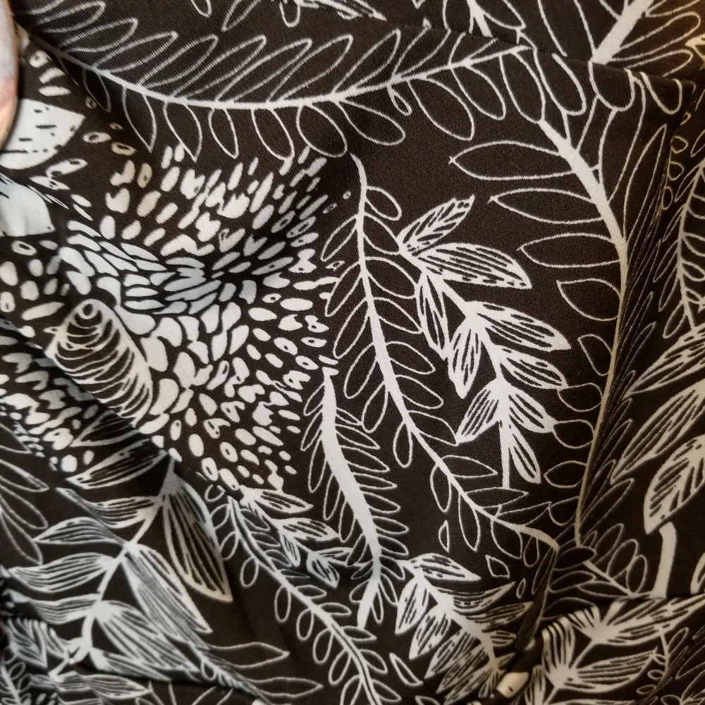 Cato Women's New Black w/ Green Floral Print Sleeveless Top Size Large NWT - Picture 3 of 7